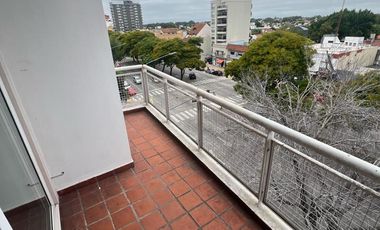 EXCELENTE DPTO. EN DUPLEX CON COCHERA CUBIERTA A MTS DE PARANA