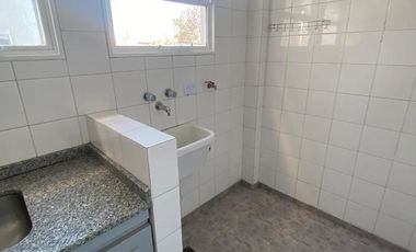 EXCELENTE DPTO. EN DUPLEX CON COCHERA CUBIERTA A MTS DE PARANA