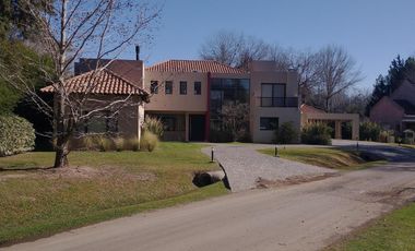 Magnifica Casa en dos plantas sobre terreno de 1441m - Praderas de Lujan