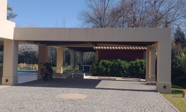 Magnifica Casa en dos plantas sobre terreno de 1441m - Praderas de Lujan