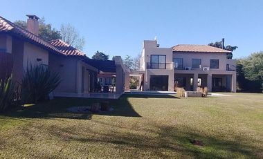 Magnifica Casa en dos plantas sobre terreno de 1441m - Praderas de Lujan