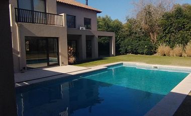 Magnifica Casa en dos plantas sobre terreno de 1441m - Praderas de Lujan