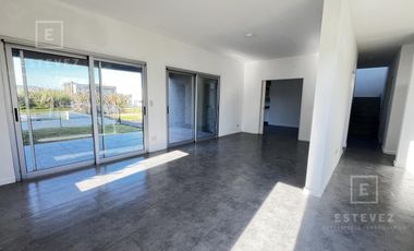 Casa en venta / alquiler, con pileta. Barrio Cerrado de Escobar, G.B.A. Zona Norte
