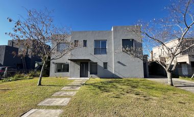 Casa en venta / alquiler, con pileta. Barrio Cerrado de Escobar, G.B.A. Zona Norte
