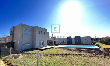 Casa en venta / alquiler, con pileta. Barrio Cerrado de Escobar, G.B.A. Zona Norte