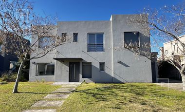 Casa en venta / alquiler, con pileta. Barrio Cerrado de Escobar, G.B.A. Zona Norte
