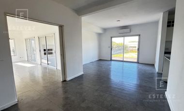 Casa en venta / alquiler, con pileta. Barrio Cerrado de Escobar, G.B.A. Zona Norte