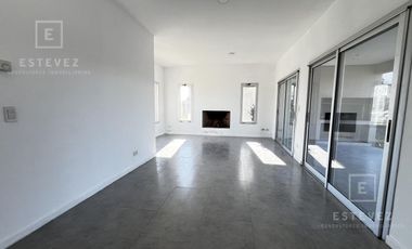 Casa en venta / alquiler, con pileta. Barrio Cerrado de Escobar, G.B.A. Zona Norte