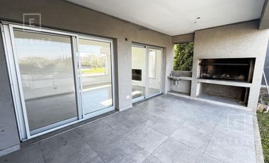 Casa en venta / alquiler, con pileta. Barrio Cerrado de Escobar, G.B.A. Zona Norte