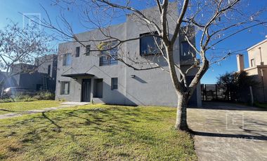 Casa en venta / alquiler, con pileta. Barrio Cerrado de Escobar, G.B.A. Zona Norte