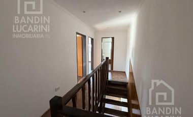 Departamento en  Planta Alta de 3 ambientes. Dos baños. Patio y terraza.