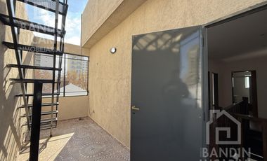 Departamento en  Planta Alta de 3 ambientes. Dos baños. Patio y terraza.