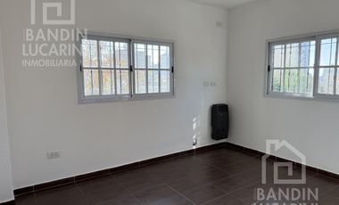 Departamento en  Planta Alta de 3 ambientes. Dos baños. Patio y terraza.