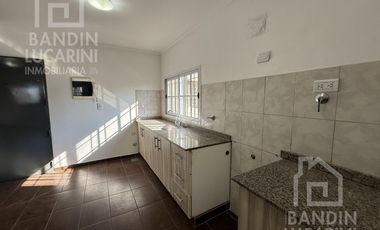 Departamento en  Planta Alta de 3 ambientes. Dos baños. Patio y terraza.