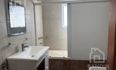 Departamento en  Planta Alta de 3 ambientes. Dos baños. Patio y terraza.