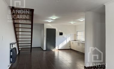 Departamento en  Planta Alta de 3 ambientes. Dos baños. Patio y terraza.