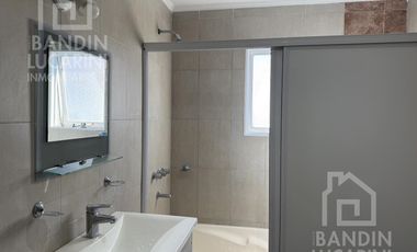 Departamento en  Planta Alta de 3 ambientes. Dos baños. Patio y terraza.