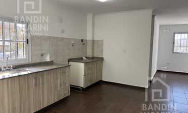 Departamento en  Planta Alta de 3 ambientes. Dos baños. Patio y terraza.