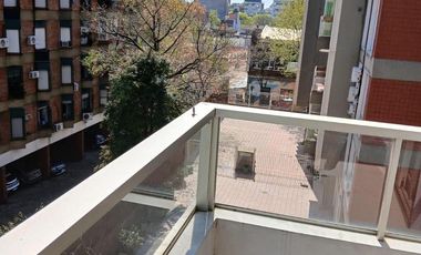 Excelente 2 ambientes muy amplio con cochera fija - Edificio Green Tower