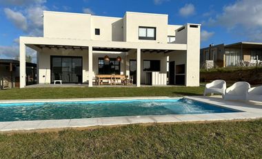 Casa en venta - 4 Dormitorios 5 Baños - Pinamar