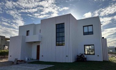 Casa en venta - 4 Dormitorios 5 Baños - Pinamar