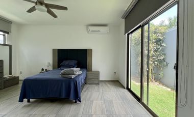 CASA EN VENTA DE UNA SOLA PLANTA CON ALBERCA Y PANELES SOLARES EN CONKAL