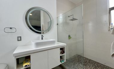 CASA EN VENTA DE UNA SOLA PLANTA CON ALBERCA Y PANELES SOLARES EN CONKAL