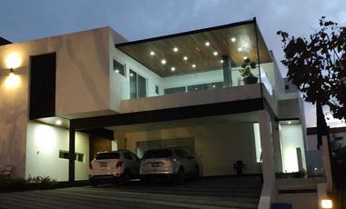 CASA EN VENTA EN LA LOMA DE GOLF