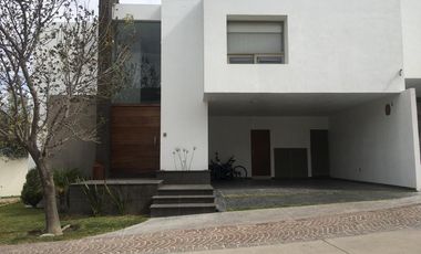 CASA EN VENTA, EN FRACC. SIERRA AZUL