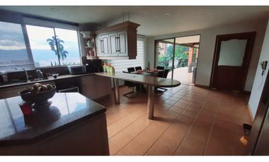 Copia de Venta de hermosa y amplia CASA en el POBLADO, espacios amplios.