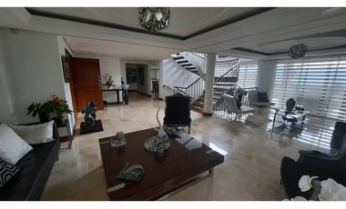 Copia de Venta de hermosa y amplia CASA en el POBLADO, espacios amplios.