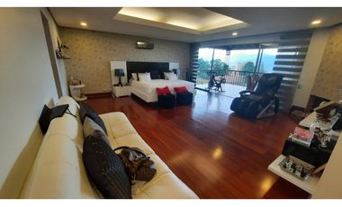 Copia de Venta de hermosa y amplia CASA en el POBLADO, espacios amplios.