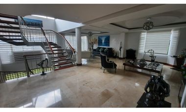 Copia de Venta de hermosa y amplia CASA en el POBLADO, espacios amplios.