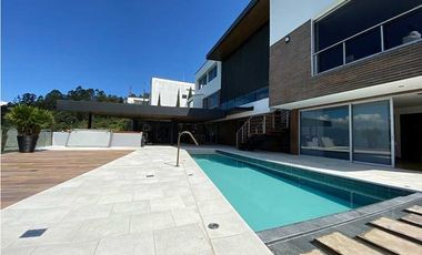 Copia de VENTA de moderna casa con PISCINA en Las Palmas con vista a la ciudad.