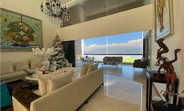 Copia de VENTA de moderna casa con PISCINA en Las Palmas con vista a la ciudad.