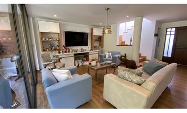 Copia de VENTA DE AMPLIA CASA CON TERRAZA Y JARDIN EN EL POBLADO, LOS BALSOS.