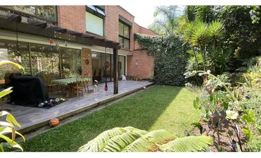 Copia de VENTA DE AMPLIA CASA CON TERRAZA Y JARDIN EN EL POBLADO, LOS BALSOS.