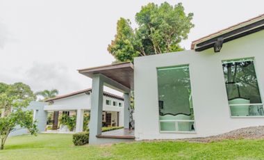 VENTA de moderna FINCA en San Jerónimo, sector El Hato. Unidad cerrada