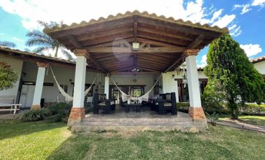 Venta de moderna FINCA con jacuzzi en El Noral, Copacabana.