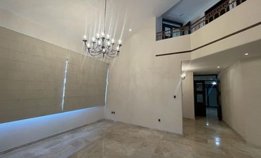 Casa en RENTA en esquina sobre avenida principal en Costa de Oro