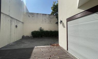 Casa en RENTA en esquina sobre avenida principal en Costa de Oro