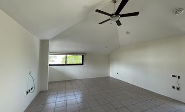 Casa en RENTA en esquina sobre avenida principal en Costa de Oro