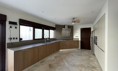 Casa en RENTA en esquina sobre avenida principal en Costa de Oro