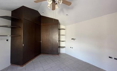 Casa en RENTA en esquina sobre avenida principal en Costa de Oro