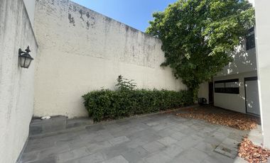 Casa en RENTA en esquina sobre avenida principal en Costa de Oro