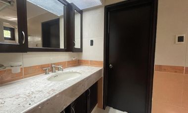 Casa en RENTA en esquina sobre avenida principal en Costa de Oro
