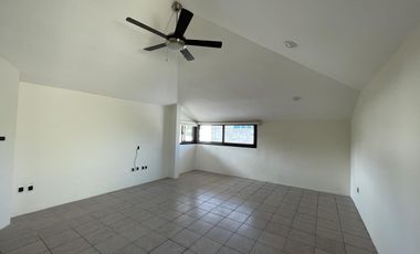 Casa en RENTA en esquina sobre avenida principal en Costa de Oro
