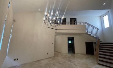 Casa en RENTA en esquina sobre avenida principal en Costa de Oro