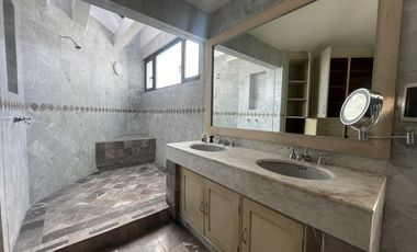 Casa en RENTA en esquina sobre avenida principal en Costa de Oro