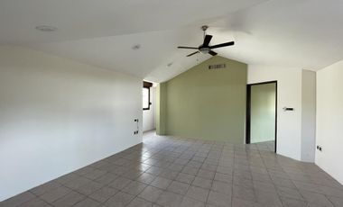 Casa en RENTA en esquina sobre avenida principal en Costa de Oro